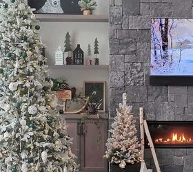 cmo decorar un rbol de navidad, rbol de Navidad flocado decorado con verde esmeralda delante de la chimenea