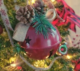 cmo decorar un rbol de navidad, Adorno de campanas rojas con hojas perennes pi as y cinta de yute