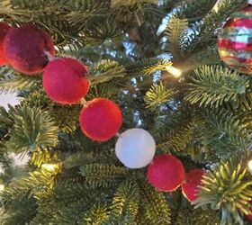 cmo decorar un rbol de navidad, Guirnalda de pompones rojos y blancos