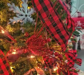 cmo decorar un rbol de navidad, Adorno floral rojo con purpurina en un rbol de Navidad