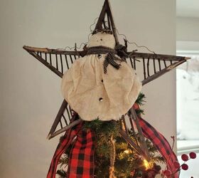 cmo decorar un rbol de navidad, Estrella de ramita con mu eco de nieve encima de un rbol de Navidad