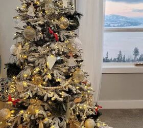 cmo decorar un rbol de navidad, rbol de Navidad delante de una ventana con vistas a un lago