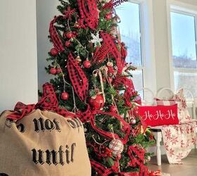cmo decorar un rbol de navidad, rbol de Navidad con cinta roja y negra y adornos con regalos debajo y una gran bolsa de Pap Noel llena de regalos