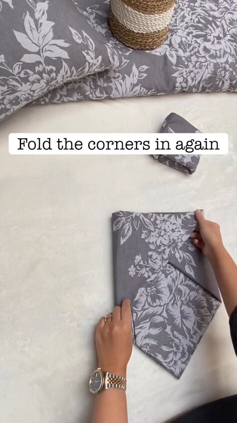 fold pillowcase, Creating the envelope shape
