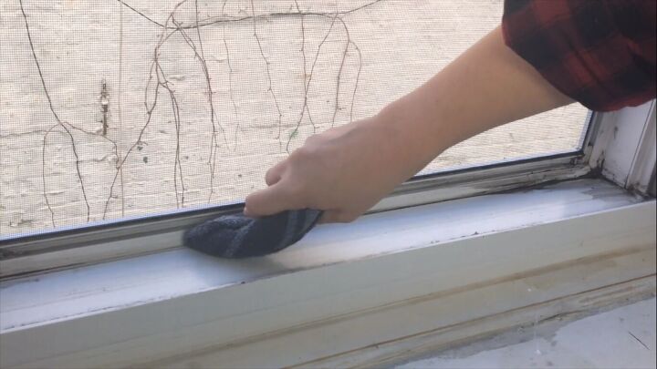 pour vinegar into your windowsill for an easy cleaning hack, Pushing a knife wrapped in a towel along the edges