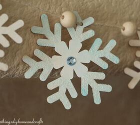 decora tu casa con una guirnalda invernal de madera con copos de nieve y cuentas, Copo de nieve de madera pintado con gema artesanal