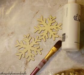 decora tu casa con una guirnalda invernal de madera con copos de nieve y cuentas, Dos copos de nieve de madera y pintura acr lica