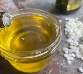 receta para pulir muebles con cera de abejas cmo hacer su propio, Aceite de oliva vertido en un frasco con bolitas de cera de abejas