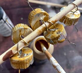 adornos vintage diy una sencilla gua de manualidades navideas, Un manojo de pintura amarilla y marr n en un palo de madera