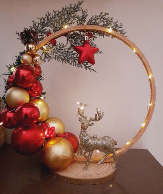upcycled christmas bauble centerpiece, Embroidery hoop and bauble centerpiece