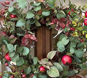 guirnalda navidea de eucalipto en diez minutos, Una corona de eucalipto hecha en diez minutos con flores de imitaci n y granadas colgada de una ventana