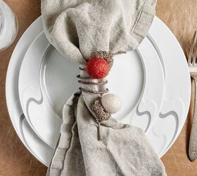 servilleteros bellota, servilleteros de bellota en platos blancos sobre un mantel individual marr n
