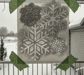 estarcido de ventanas acogedoras para el invierno, Estarcido de copos de nieve en una ventana