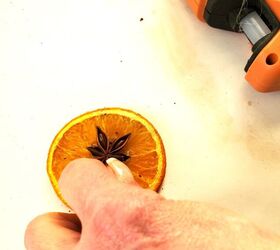 guirnalda de ans estrellado con rodajas de naranja, sujetar an s para fijar