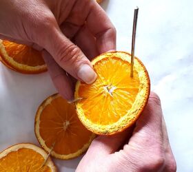 guirnalda de ans estrellado con rodajas de naranja, empujar agujas en naranja
