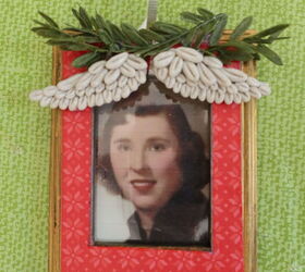 utiliza un marco de fotos para hacer un adorno navideo de dulce recuerdo