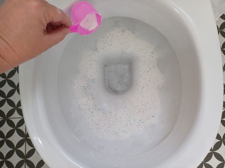 Sprinkle the detergent around the bowl