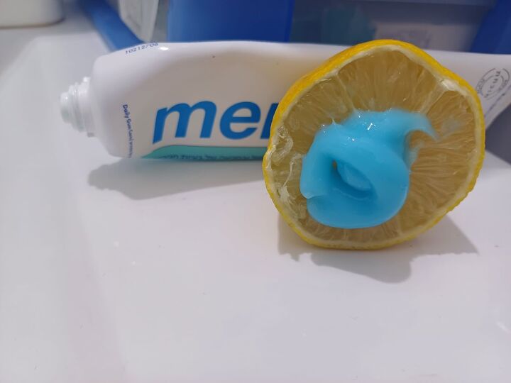 Natural way to clean washing machine with lemon and toothpaste