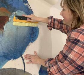 cmo colgar un mural de papel pintado gua paso a paso, Usando un cepillo grande para colgar un mural de papel pintado