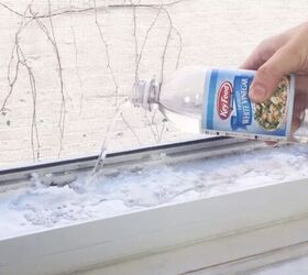 how to clean cloudy glass windows, Cleaning a window with vinegar