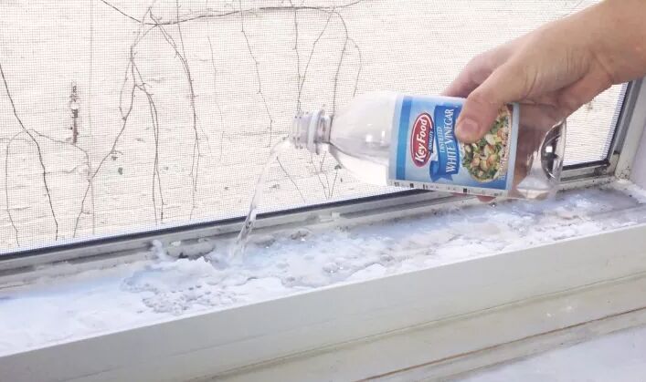 how to clean cloudy glass windows, Cleaning a window with vinegar