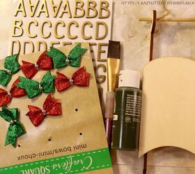 decoracin navidea con trineo de dollar tree, Materiales como mini lazos letras doradas trineo de madera pincel y pintura