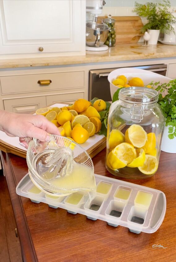 how to re purpose bad lemons into something useful, POURING JUICE INTO ICE CUBE TRAYS