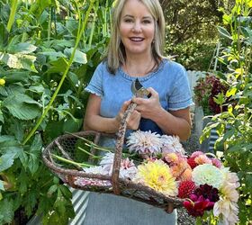 cmo hacer una corona de pias para que parezca un copo de nieve, Arreglos florales con dalias Ni a sosteniendo una cesta de dalias en un jard n de dalias