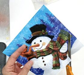 magia de navidad decoupage servilletas en un adorno gigante, Recorte de una servilleta de Navidad mu eco de nieve para decoupage en el ornamento