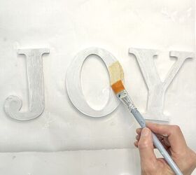 magia de navidad decoupage servilletas en un adorno gigante, Pintar JOY con Sugar Metallic Paints en Golden Light