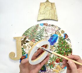 magia de navidad decoupage servilletas en un adorno gigante, Aplicar pegamento en la parte posterior de las letras