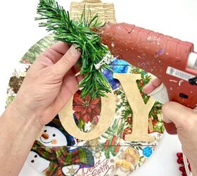 magia de navidad decoupage servilletas en un adorno gigante, Pegado en caliente de la vegetaci n en el adorno de servilletas decoupage