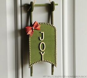 decoracin navidea con trineo de dollar tree, Trineo verde pintado colgado de una puerta