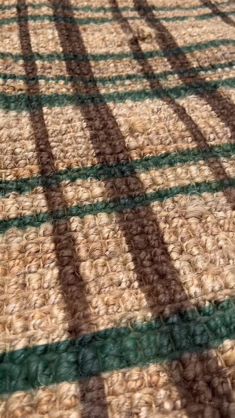 Plaid pattern on the rug