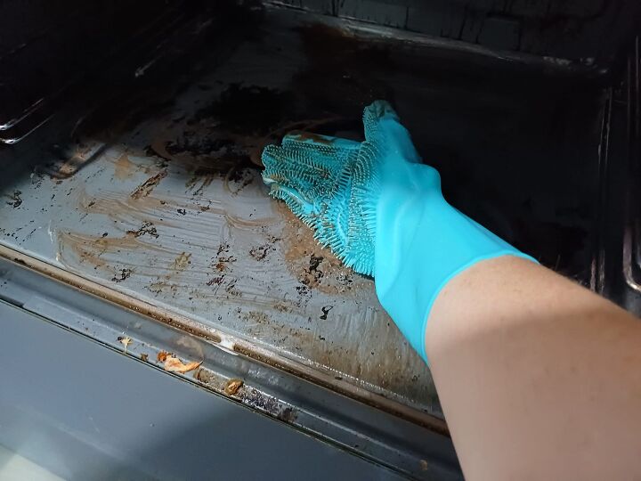 how to clean an oven, Cleaning a dirty oven