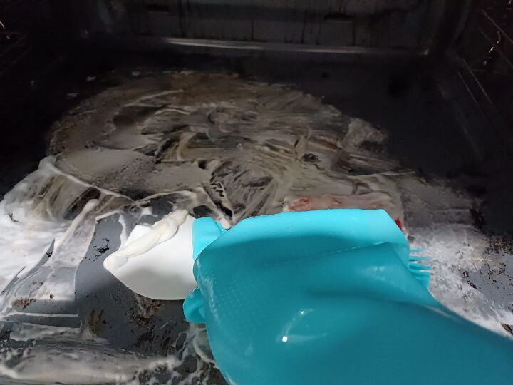 how to clean an oven, Remove the DIY oven cleaner with paper towel