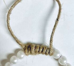 adornos de perlas de granja de dollar store, Enrolla el cordel alrededor del lazo
