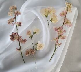decorar cortinas con flores prensadas, Flores rosas sobre una cortina de gasa