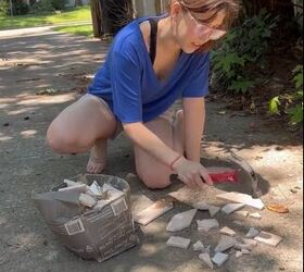 cmo diy la decoracin del patio ms lindo, Una mujer rompe azulejos con un martillo