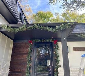 decoraciones navideas de exterior, a adir luces de hadas y guirnaldas a los canalones en el porche y la parte delantera de la casa