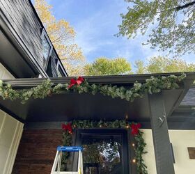 decoraciones navideas de exterior, a adir luces de hadas y guirnaldas a los canalones del porche y la fachada de la casa