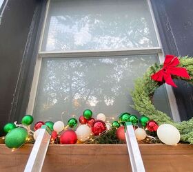 decoraciones navideas de exterior, decoraci n de jardineras navide as para exteriores con guirnaldas de adornos y una corona cl sica
