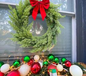 decoraciones navideas de exterior, decoraci n exterior de jardineras navide as con guirnalda de adornos y corona cl sica