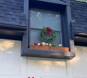 decoraciones navideas de exterior, a adir guirnaldas iluminadas con lazos rojos a la casa