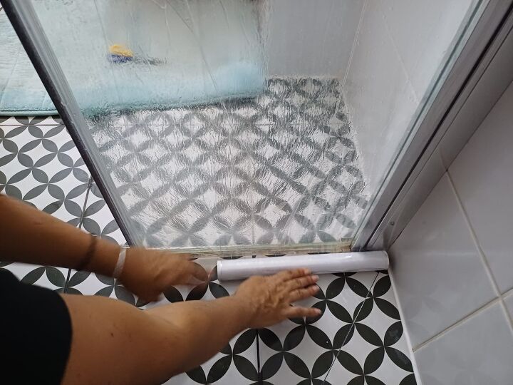 A natural solution for hard water stains on glass
