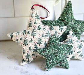 cmo coser sencillos adornos de tela en forma de estrella tutorial, 4 estrellas de tela en la encimera de la cocina