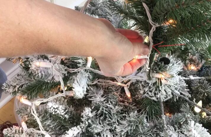 how to decorate a christmas tree, Adding Christmas lights