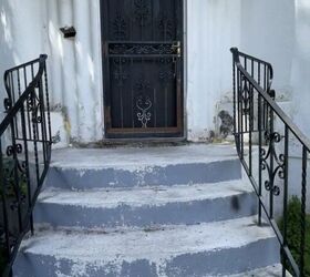 Instead of putting plants on her front porch, she did something totally unexpected around her door