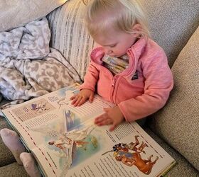 diy calendario de adviento para nios inspira el amor por la lectura, Evie leyendo