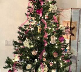 Decorar el árbol con adornos de Navidad de la vendimia